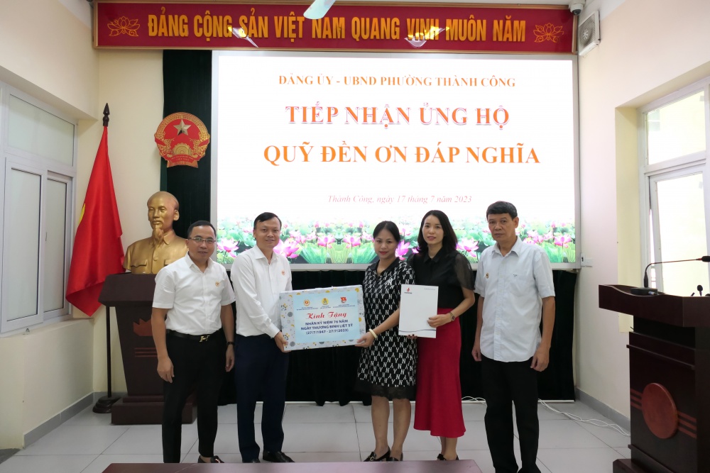 Hội CCB Tập đoàn trao quỹ “Đền ơn đáp nghĩa” tại phường Thành Công