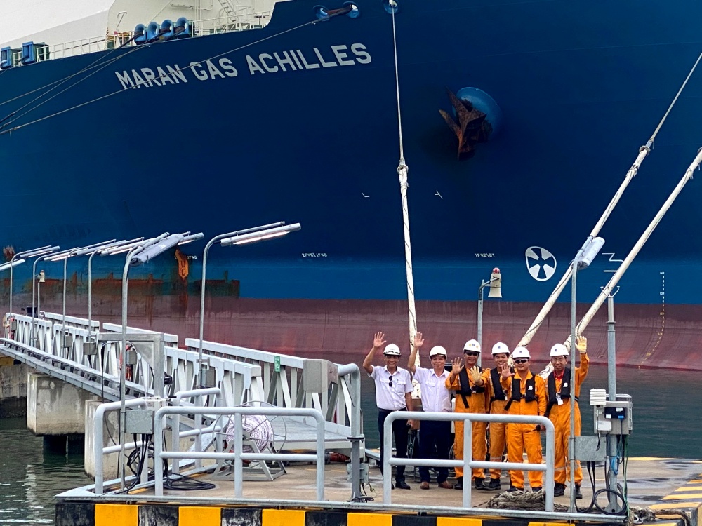 Một số thành viên PV GAS và đồng nghiệp đang hoàn thành nhiệm vụ trong sự kiện lần đầu tiên tiếp nhận tàu LNG thành công