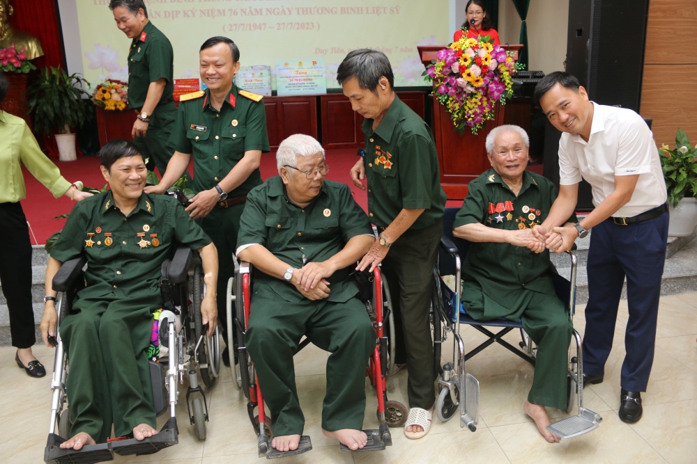 Đoàn công tác thăm hỏi, động viên các đồng chí thương binh tại Trung tâm Điều dưỡng thương binh Duy Tiên
