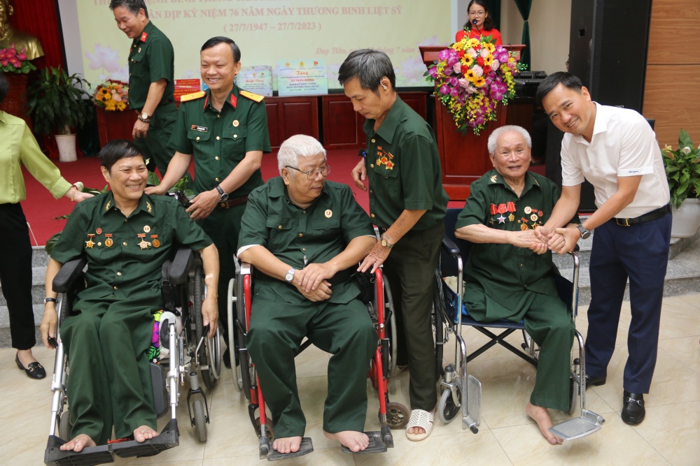 Đoàn công tác thăm hỏi, động viên các đồng chí thương binh tại Trung tâm Điều dưỡng thương binh Duy Tiên Đoàn công tác thăm hỏi, động viên các đồng chí thương binh tại Trung tâm Điều dưỡng thương binh Duy Tiên
