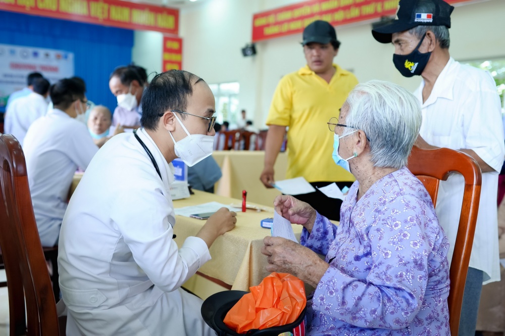 Các y, bác sĩ Bệnh viện Đại học Y Dược TP. Hồ Chí Minh đã thăm khám cho 500 lượt bệnh nhân nghèo, có hoàn cảnh khó khăn