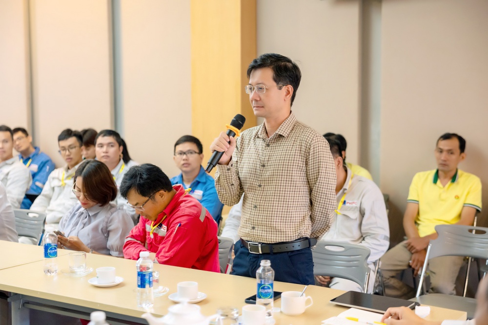 Ông Nguyễn Duy Hải - Giám đốc Nhà máy Đạm Cà Mau giải đáp thắc mắc của CBCNV tại chương trình