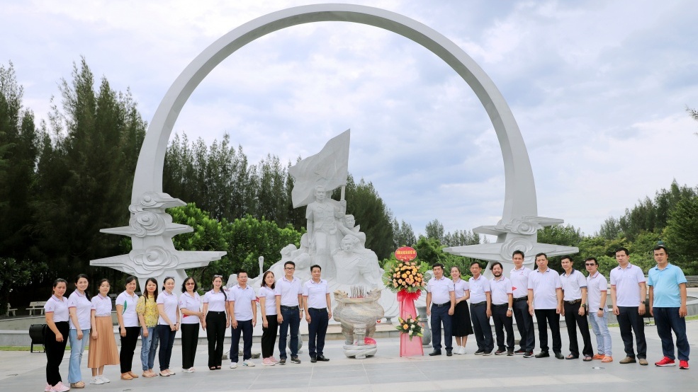 Đảng bộ PVU: Hành trình giáo dục truyền thống lịch sử, thăm Khu tưởng niệm chiến sĩ Gạc Ma và Tượng đài Cam Ranh
