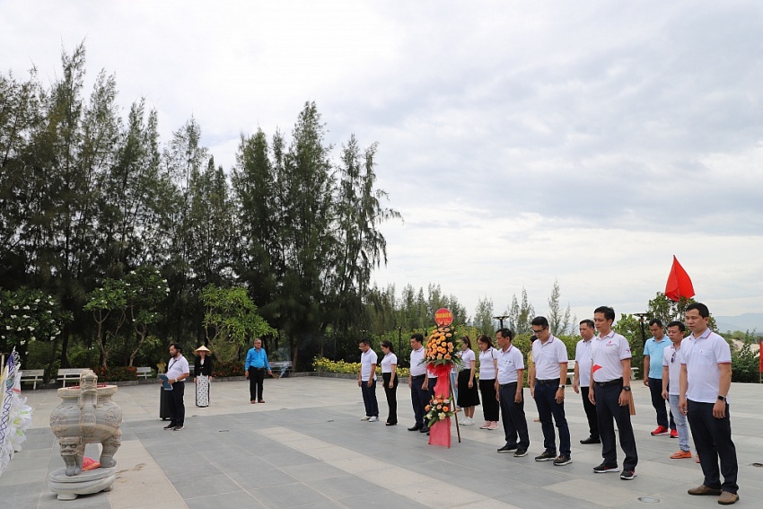 Đảng bộ PVU: Hành trình giáo dục truyền thống lịch sử, thăm Khu tưởng niệm chiến sĩ Gạc Ma và Tượng đài Cam Ranh