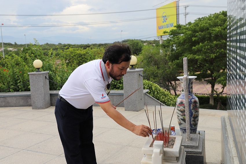 Đảng bộ PVU: Hành trình giáo dục truyền thống lịch sử, thăm Khu tưởng niệm chiến sĩ Gạc Ma và Tượng đài Cam Ranh