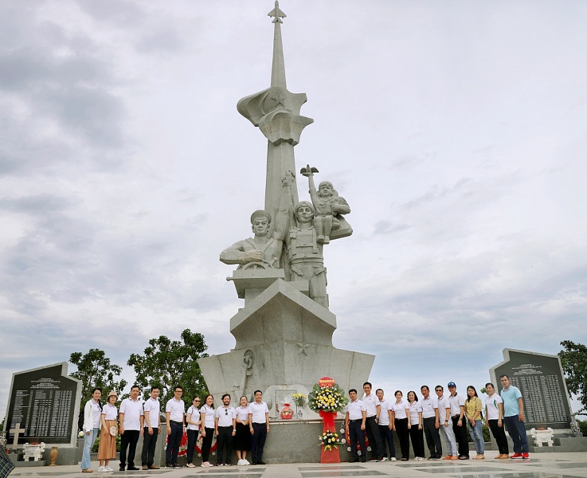 Đảng bộ PVU: Hành trình giáo dục truyền thống lịch sử, thăm Khu tưởng niệm chiến sĩ Gạc Ma và Tượng đài Cam Ranh