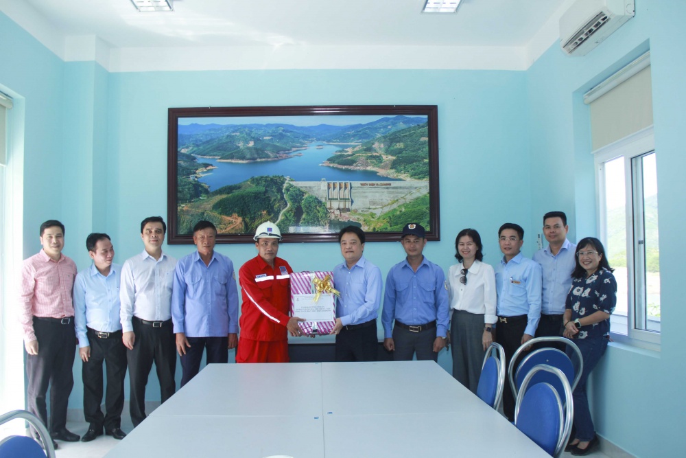 Chủ tịch HĐQT PV Power Hoàng Văn Quang đến thăm và làm việc tại thuỷ điện Đakđrinh