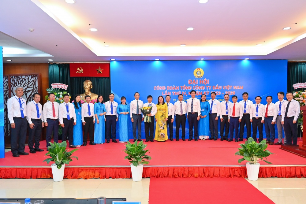 Lãnh đạo Công đoàn Dầu khí Việt Nam và Lãnh đạo PVOIL chụp ảnh lưu niệm với Ban Chấp hành Công đoàn PVOIL khóa IV