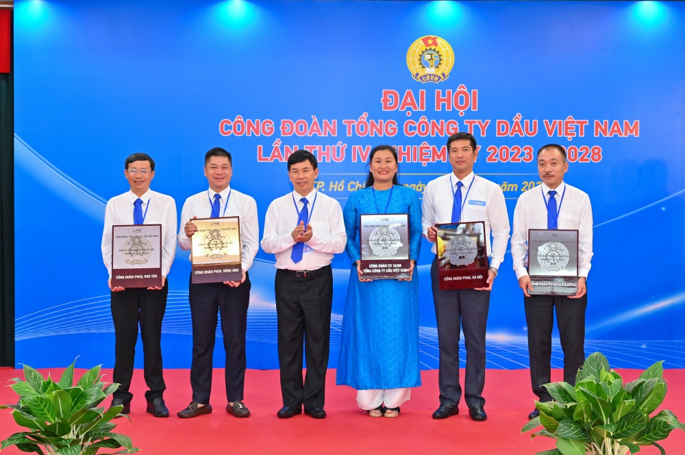 Công đoàn PVOIL khen thưởng 05 Công đoàn trực thuộc có thành tích xuất sắc trong nhiệm kỳ 2018-2023