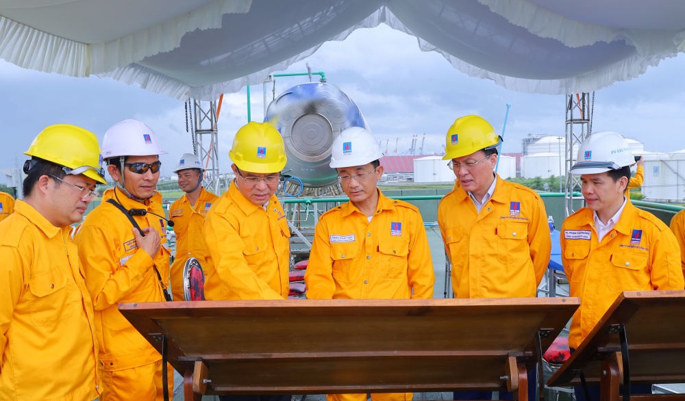 Tổng Giám đốc Petrovietnam Lê Mạnh Hùng nghiên cứu hệ thống tiếp nhận LNG trong chuỗi dự án LNG Thị Vải