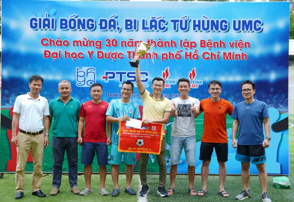 Đón nhận Cúp vô địch giải đấu, đội tuyển Cơ quan Điều hành PV GAS cũng nhận được những lời chúc mừng thân ái và đoàn kết