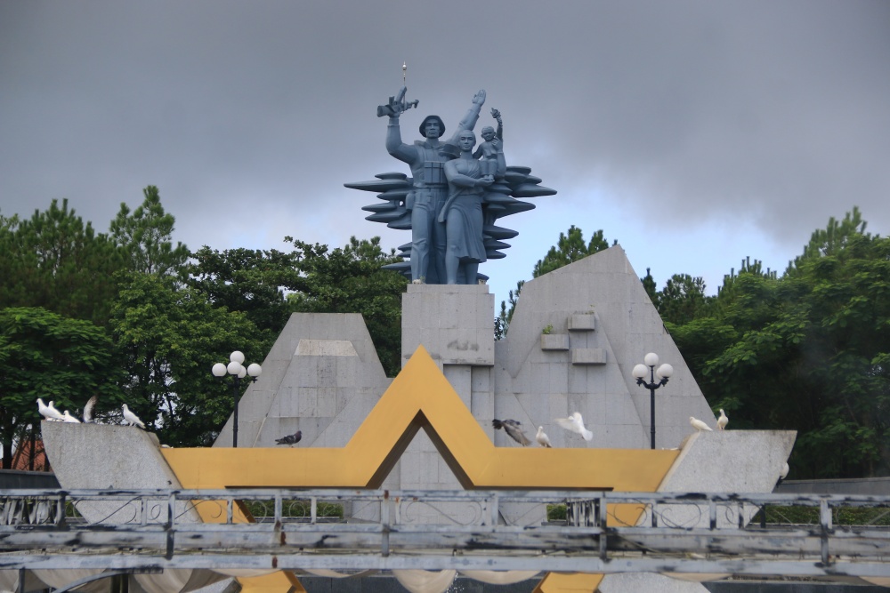 Nằm trên vùng đồi tĩnh lặng, trong nghĩa trang liệt sĩ Đường 9 là nhiều ngôi mộ tập thể và hàng ngàn mộ chiến sĩ chưa xác định danh tính. Đây là nơi yên nghỉ của gần 11.000 Anh hùng liệt sĩ bộ đội chủ lực, bộ đội địa phương, dân quân du kích và thanh niên xung phong đã từng chiến đấu, phục vụ chiến đấu trên mặt trận Đường 9 và trên đất Lào trong suốt cuộc kháng chiến chống Mỹ, cứu nước Nằm trên vùng đồi tĩnh lặng, trong nghĩa trang liệt sĩ Đường 9 là nhiều ngôi mộ tập thể và hàng ngàn mộ chiến sĩ chưa xác định danh tính. Đây là nơi yên nghỉ của gần 11.000 Anh hùng liệt sĩ bộ đội chủ lực, bộ đội địa phương, dân quân du kích và thanh niên xung phong đã từng chiến đấu, phục vụ chiến đấu trên mặt trận Đường 9 và trên đất Lào trong suốt cuộc kháng chiến chống Mỹ, cứu nước