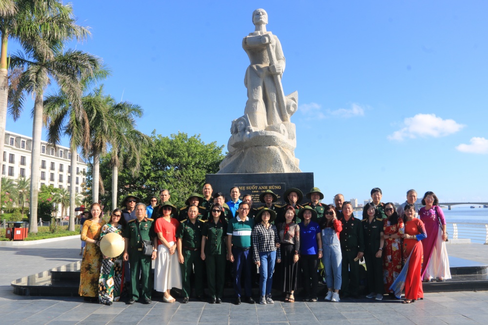 Tượng đài Mẹ Suốt ở Quảng Bình được tạc để tỏ lòng biết ơn của nhân dân Quảng Bình đối với người mẹ anh hùng. Với phong thái uy nghi, kiên cường, hình ảnh tượng để lại nhiều cảm xúc cho du khách mỗi khi có dịp viếng thăm.