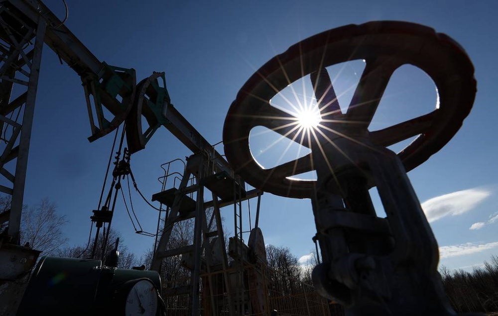 Giá dầu Urals của Nga lần đầu tiên vượt mức giá trần