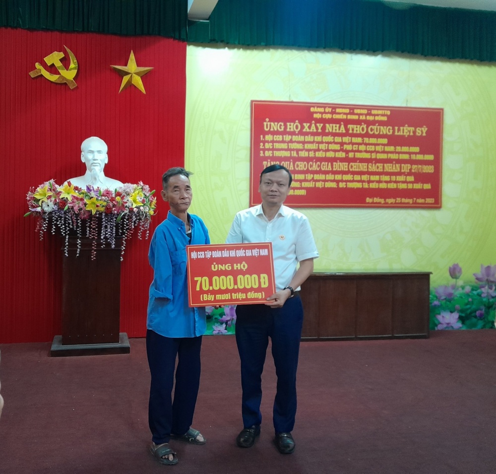 Hội CCB Tập đoàn ủng hộ xây nhà thờ liệt sĩ, tri ân gia đình chính sách tại xã Đại Đồng, huyện Thạch Thất