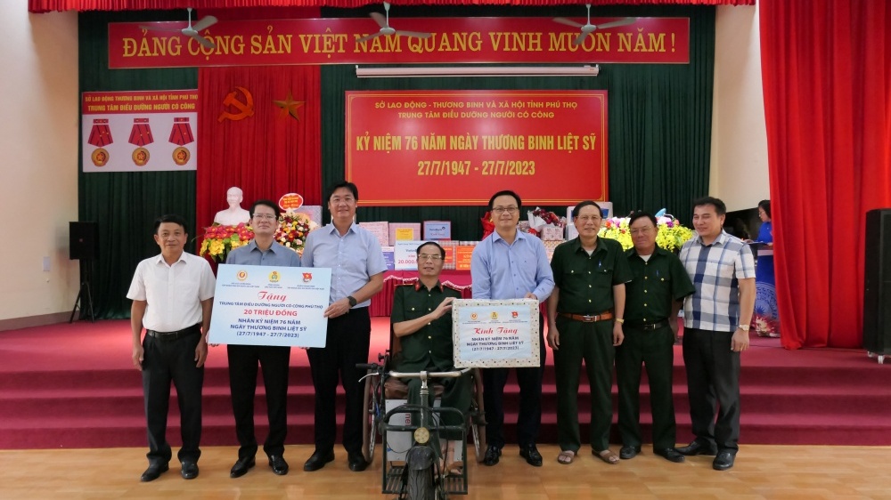 CĐ DKVN thăm, tặng quà các thương, bệnh binh tại Trung tâm Điều dưỡng người có công tỉnh Phú Thọ
