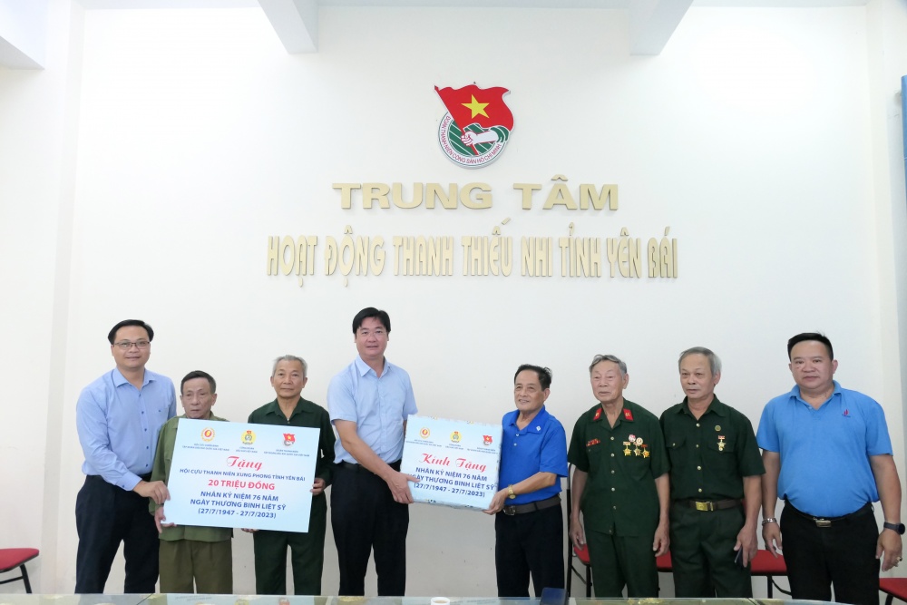 CĐ DKVN thăm và tặng quà Hội Cựu thanh niên xung phong tỉnh Yên Bái