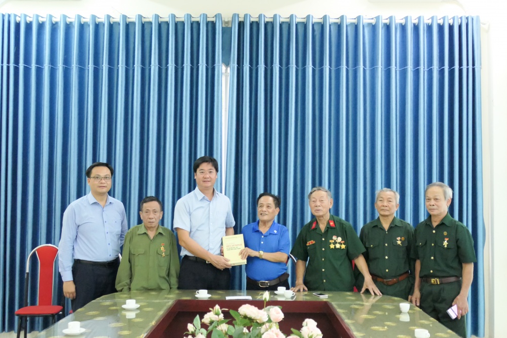 CĐ DKVN thăm và tặng quà Hội Cựu thanh niên xung phong tỉnh Yên Bái