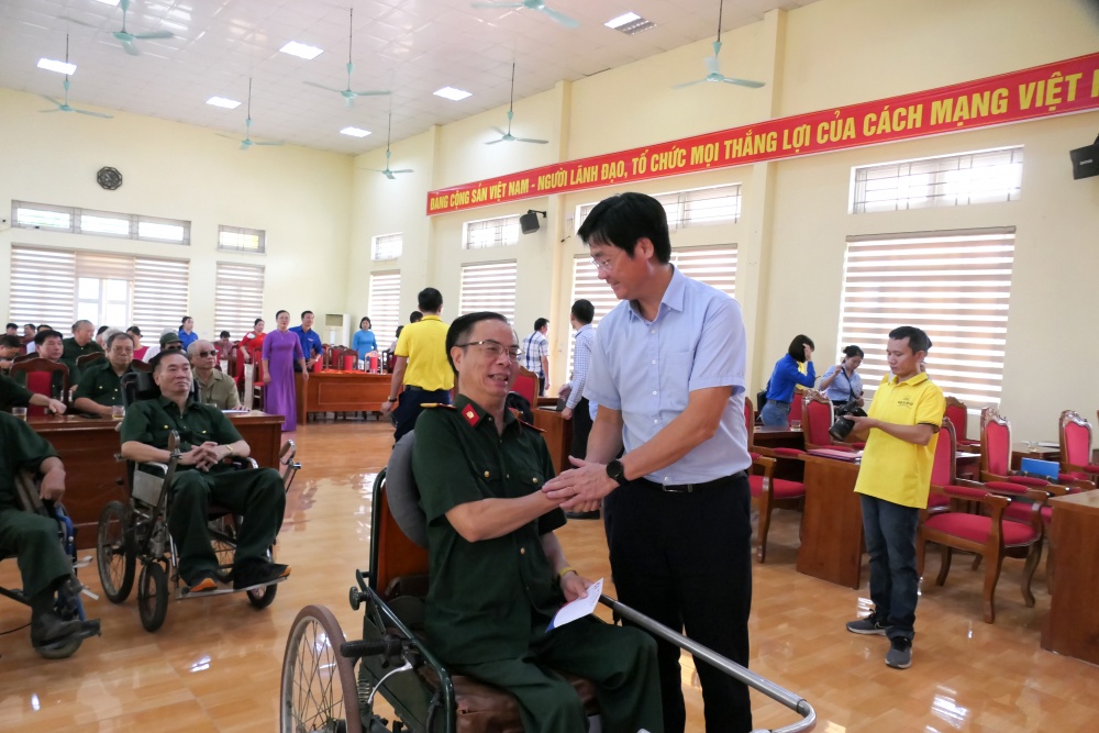CĐ DKVN thăm, tặng quà các thương, bệnh binh tại Trung tâm Điều dưỡng người có công tỉnh Phú Thọ