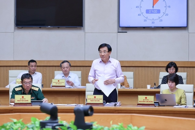 Bộ trưởng, Chủ nhiệm Văn phòng Chính phủ Trần Văn Sơn phát biểu tại phiên họp.