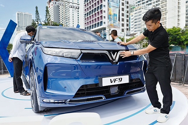 Ô tô điện VinFast chiếm trọn cảm tình của khách Việt