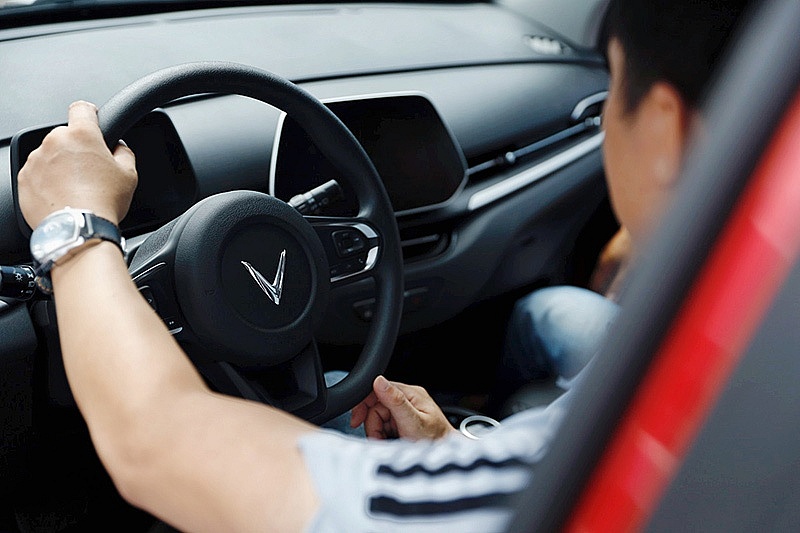 Ô tô điện VinFast chiếm trọn cảm tình của khách Việt