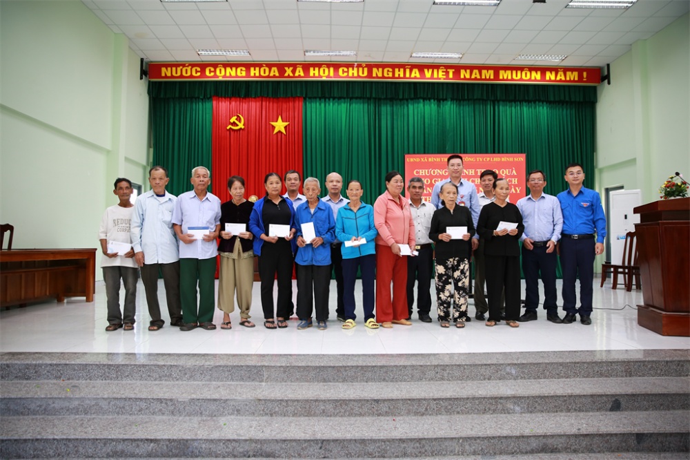 BSR tổ chức dâng hương tri ân các anh hùng liệt sĩ tại nghĩa trang liệt sĩ huyện Bình Sơn
