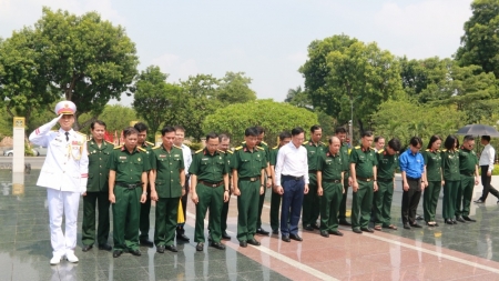 Hội CCB Tập đoàn dâng hương tưởng niệm các anh hùng liệt sĩ