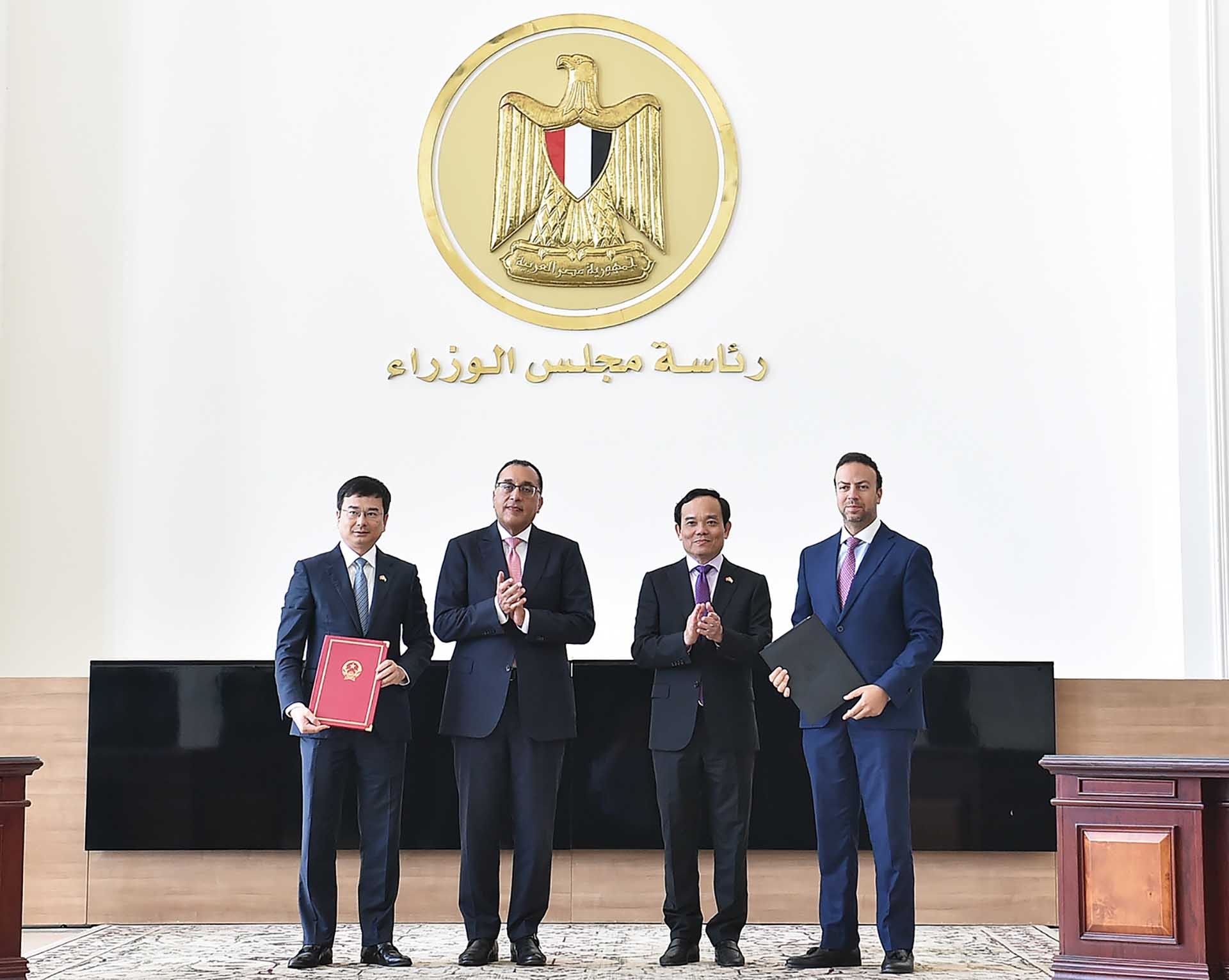 Phó Thủ tướng Trần Lưu Quang và Thủ tướng Ai Cập Mostafa Madbouly chứng kiến lễ ký kết Bản ghi nhớ về hợp tác giữa Ngân hàng Nhà nước Việt Nam và Ngân hàng Trung ương Ai Cập. (Nguồn: VGP)