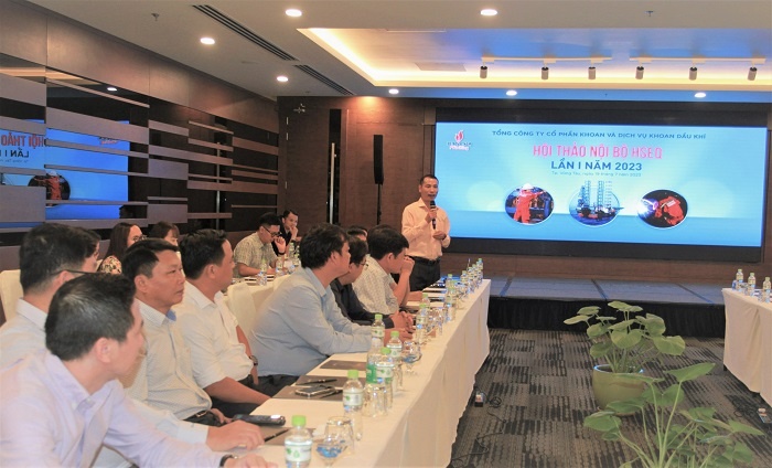 Trưởng ban An toàn – Chất lượng PV Drilling Nguyễn Huy Trọng báo cáo tại Hội thảo.