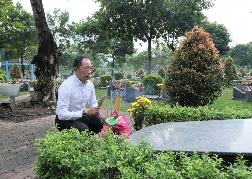 Đ/c Cao Hoài Dương – Bí thư Đảng ủy, Chủ tịch HĐQT PVOIL thắp hương tại mộ Liệt sĩ.