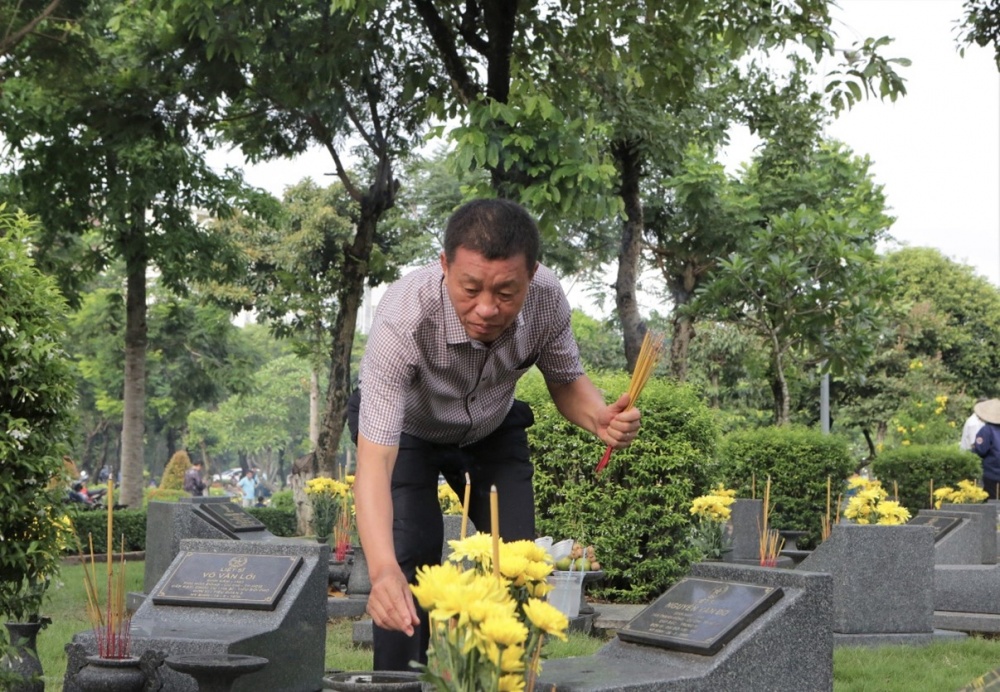 Đ/c Đoàn Văn Nhuộm – Phó Bí thư Đảng ủy, Tổng Giám đốc PVOIL thắp hương tại mộ Liệt sĩ.