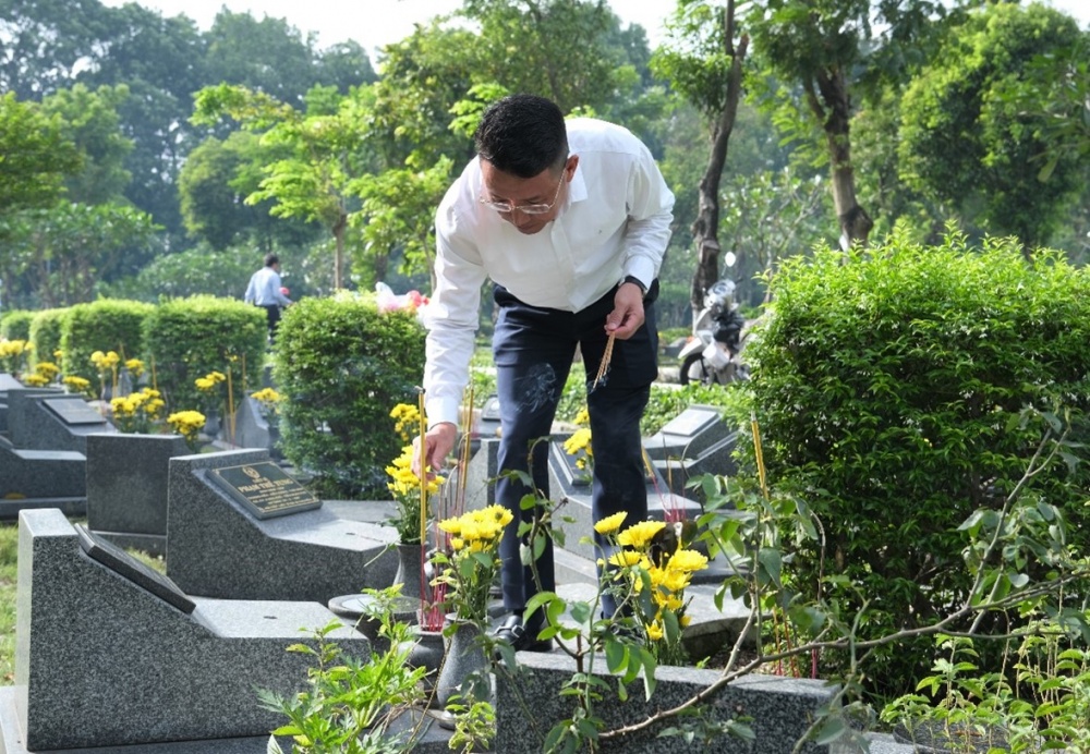Đ/c Nguyễn Tuấn Tú – UVBTV Đảng ủy, Phó Tổng Giám đốc PVOIL thắp hương tại mộ Liệt sĩ.