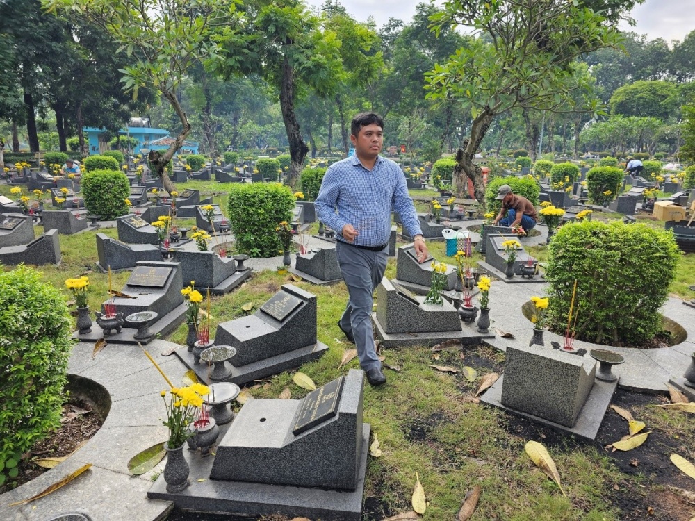 Đ/c Nguyễn Đăng Trình – Thành viên HĐQT, Phó Tổng Giám đốc PVOIL thắp hương tại mộ Liệt sĩ.