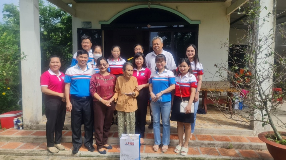 Đ/c Đoàn Duy Công - Chủ tịch Công Đoàn PVOIL cùng cán bộ nhân viên thăm Mẹ VNAH tại huyện Củ Chi - TP.HCM