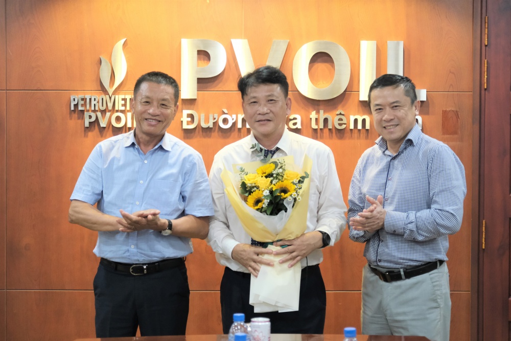 Ông Đoàn Văn Nhuộm – Tổng Giám đốc PVOIL (bên trái) và ông Võ Khánh Hưng (bên phải) trao tặng hoa cảm ơn ông Nguyễn Đình Tùng – Nguyên Giám đốc PVOIL Bà Rịa Vũng Tàu