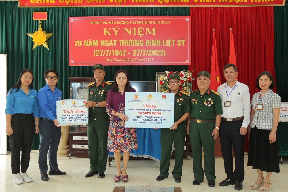 Công đoàn Dầu khí Việt Nam và Đoàn Thanh niên Tập đoàn tặng quà các thương, bệnh binh Trung tâm Điều dưỡng thương binh Nho Quan