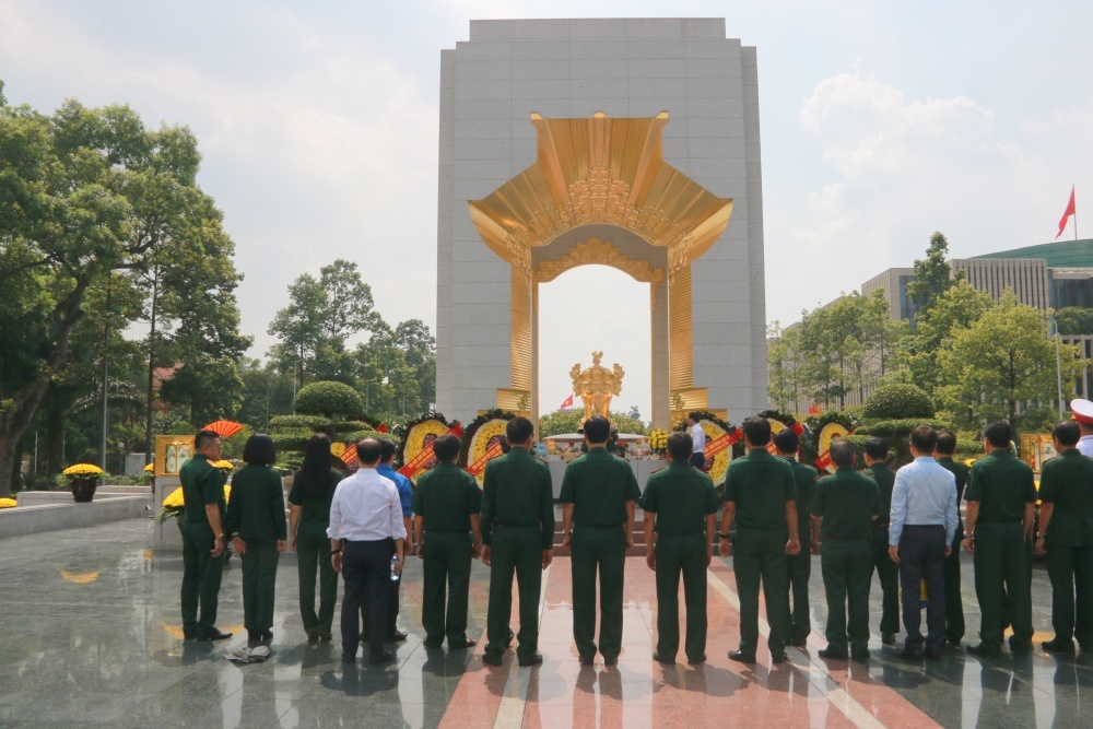 Hội CCB Tập đoàn dâng hương tưởng niệm các anh hùng liệt sĩ