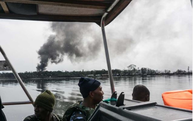 Quân đội Nigeria triệt phá 57 nhà máy lọc dầu bất hợp pháp