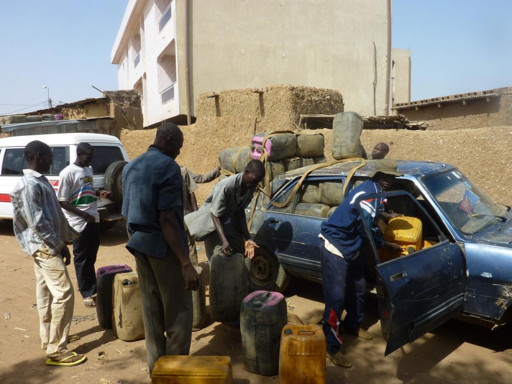 Đột nhập thị trường chợ đen xăng dầu ở Niger