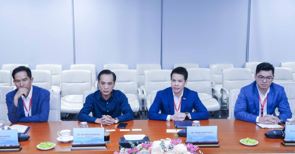 Ông Phạm Văn Phong, Tổng giám đốc PV GAS tiếp đón đoàn cán bộ cấp cao Samsung C&T