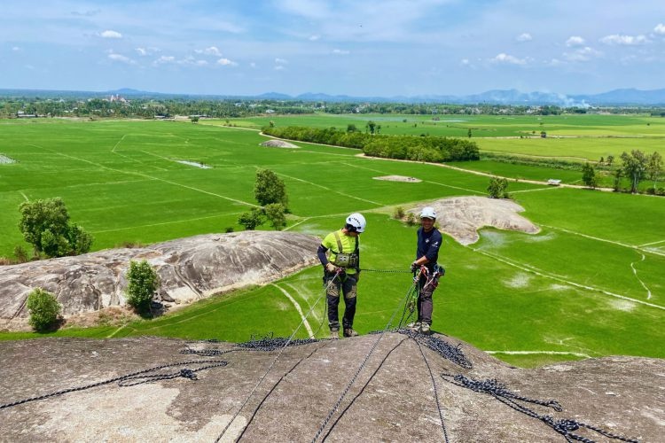 Trải nghiệm đu dây trên Núi đá chữ thập (Đồng Nai)