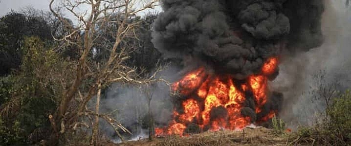 Nigeria triệt phá 36 địa điểm lọc dầu bất hợp pháp ở đồng bằng sông Niger