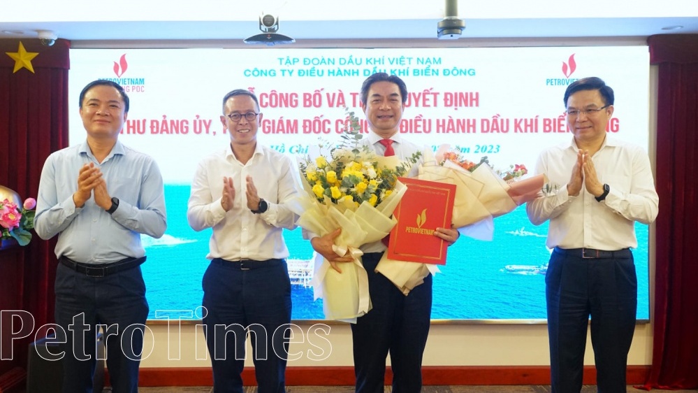 Trao Quyết định Bí thư Đảng ủy, Tổng Giám đốc BIENDONG POC cho ông Phạm Tiến Dũng