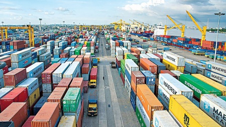 Phó Thủ tướng trả lời chất vấn về việc chi phí logistics của Việt Nam cao gấp đôi thế giới