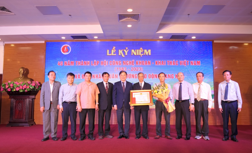 Hội Công nghệ Khoan – Khai thác Việt Nam kỷ niệm 40 năm thành lập và đón nhận Huân chương Lao động hạng Nhì