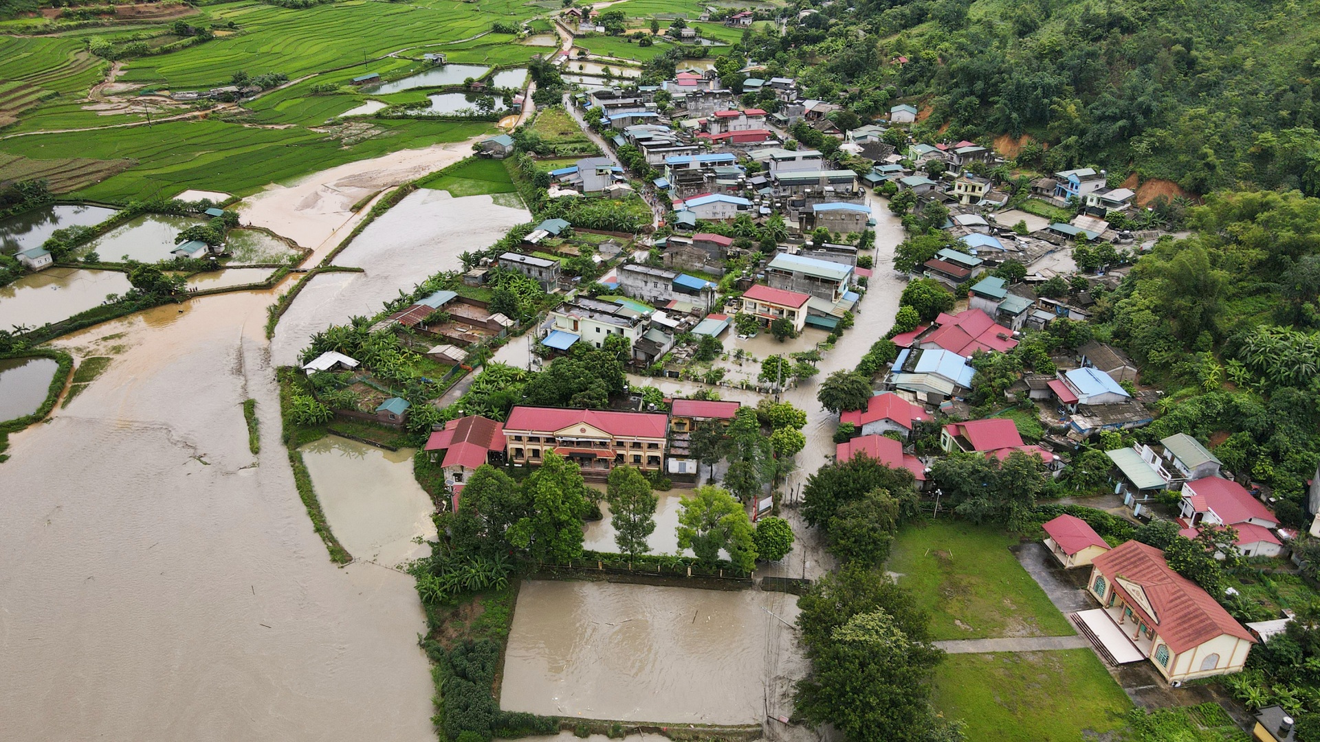 Toàn cảnh sự cố hồ nước thải ở Lào Cai tràn vỡ, ngập lụt hàng chục hộ dân - 4