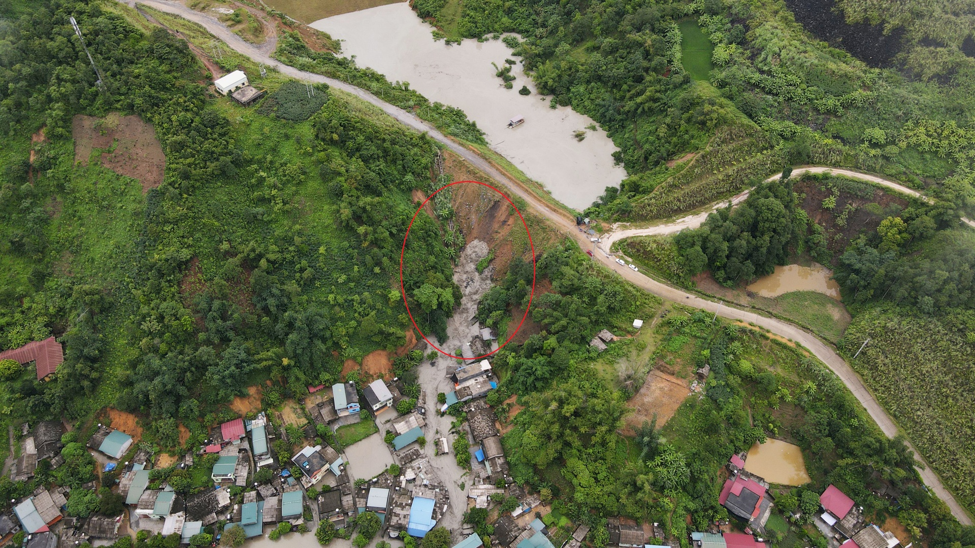 Toàn cảnh sự cố hồ nước thải ở Lào Cai tràn vỡ, ngập lụt hàng chục hộ dân - 1