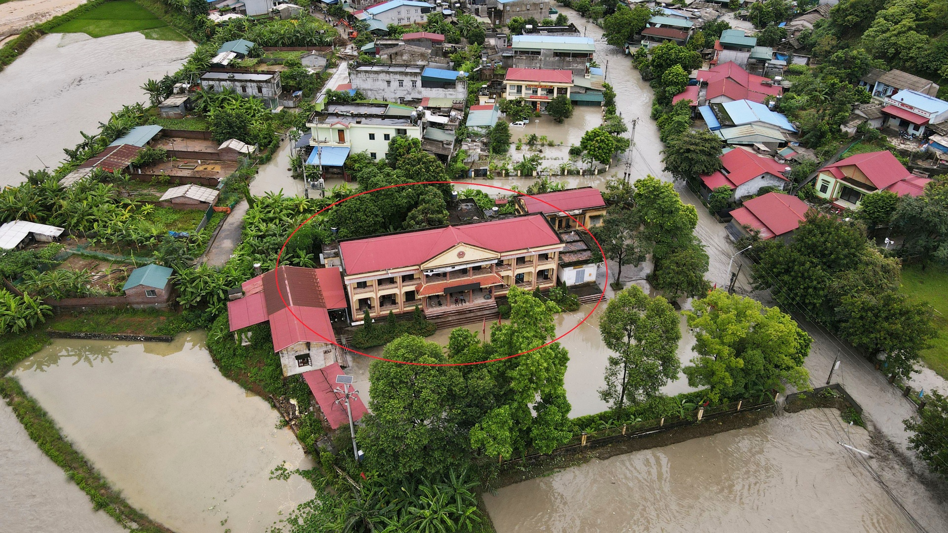 Toàn cảnh sự cố hồ nước thải ở Lào Cai tràn vỡ, ngập lụt hàng chục hộ dân - 3