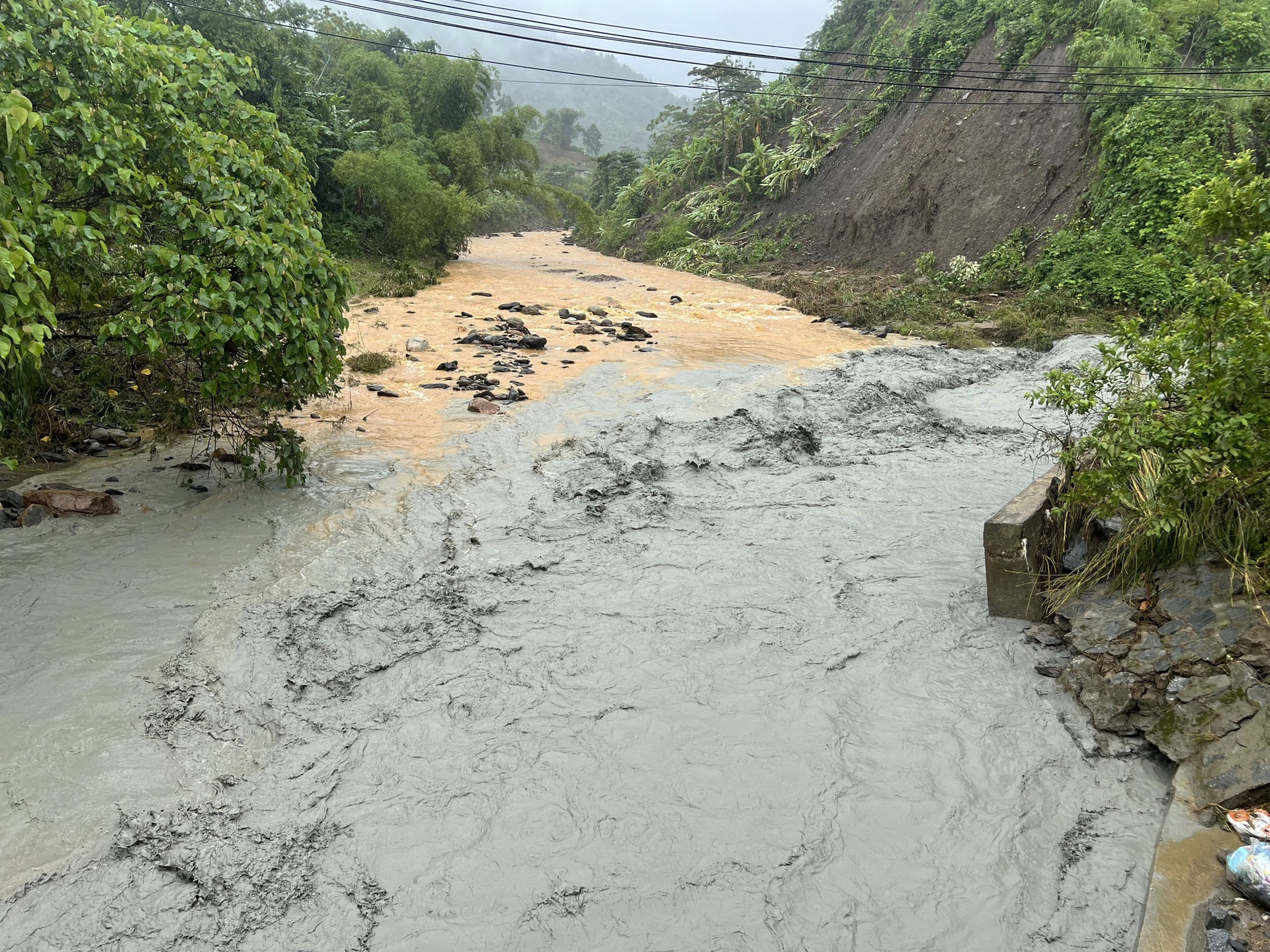 Toàn cảnh sự cố hồ nước thải ở Lào Cai tràn vỡ, ngập lụt hàng chục hộ dân - 5
